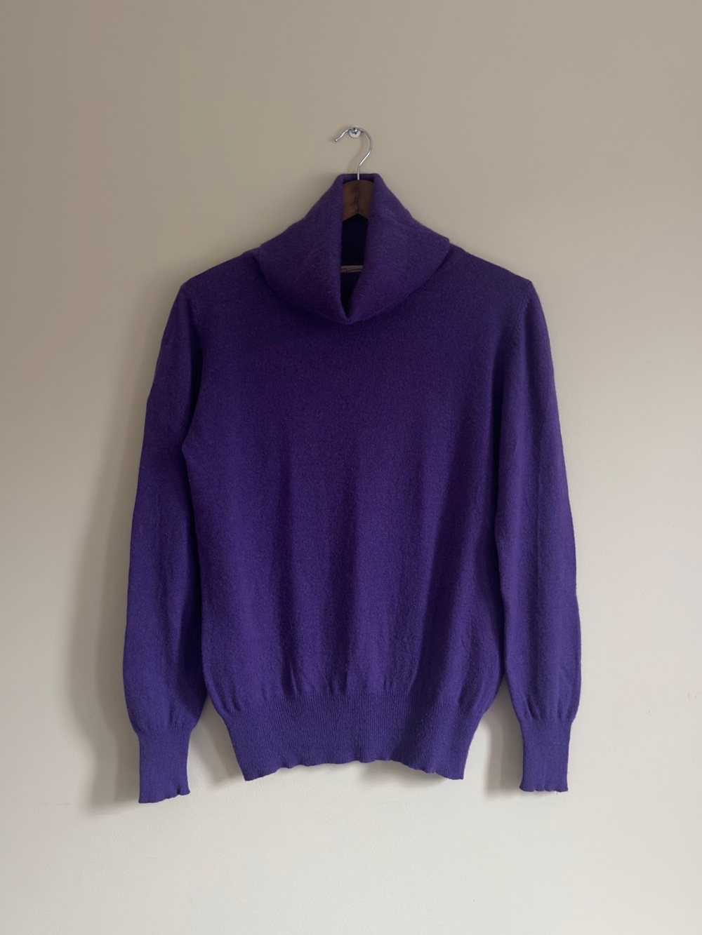 100% Cashmere Vintage Turtleneck Sweater in Grape Purple - Picture 2 of 7